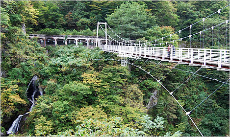 ふれあい橋と亀の滝写真